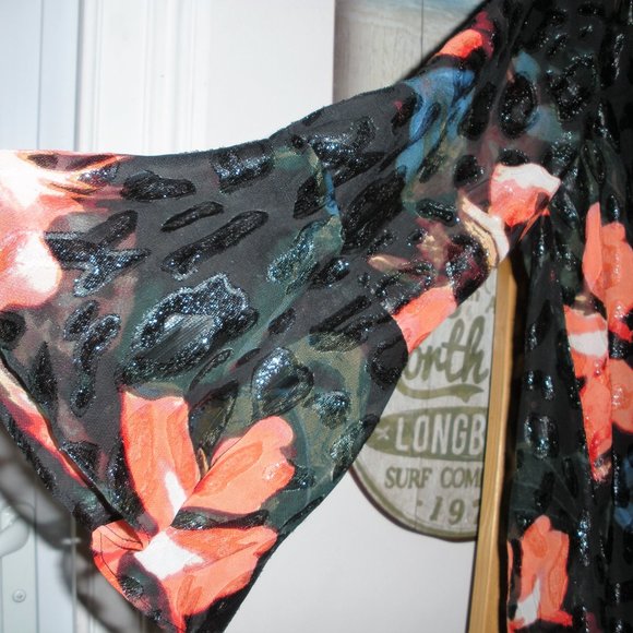 Guess flowered blouse w/Bell sleeves - SZ L - Picture 3 of 6